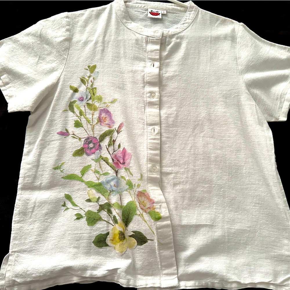 White pretty flowery top XL (Asian XL is similar to M-L American size) New